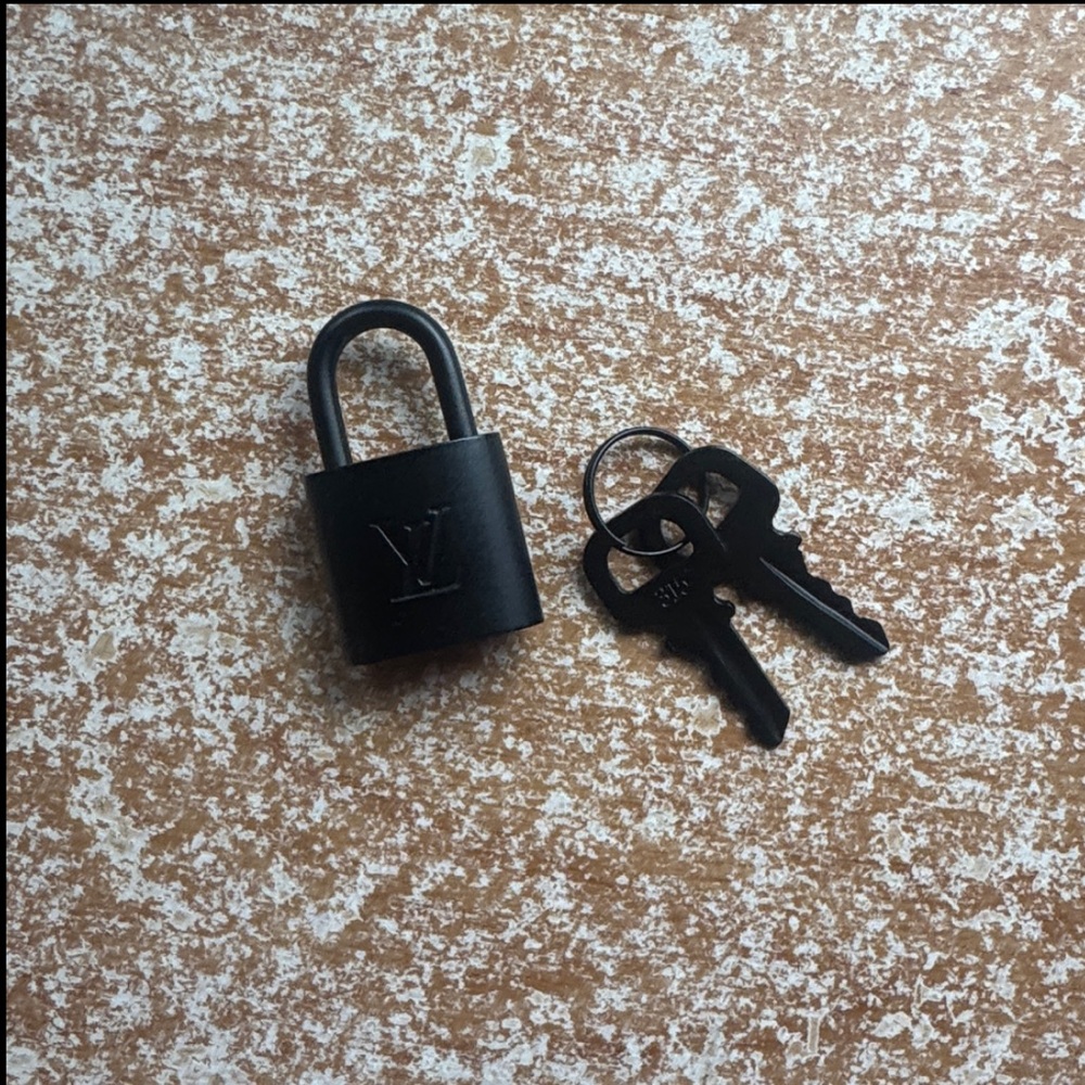 RARE 100% AUTHENTIC BLACK LOUIS VUITTON LOCK AND 2 KEY SET *NEW IN BOX* #315. - Picture 4 of 5